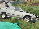 Osobn auto na Olomoucku narazilo do splaenho kon. Pi nehod byl zrann...