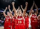 Rutí basketbalisté slaví postup do evropského semifinále. S íslem 13 hrdina...