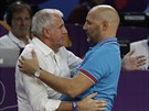 Srbský trenér Saa Djordjevi (v modrém) pijímá gratulaci od svého mentora...