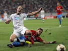 Plzeský fotbalista David Limberský (v bílém) padá po faulu Catalina Golofky z...