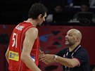 Srbský trenér Saa Djordjevi se pokouí ovlivnit gigantického Bobana...