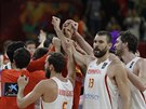Španělští basketbalisté slaví evropský bronz, vpravo Pau Gasol, vedle něj Marc...