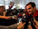 Roger Federer hovoří s českými novináři po příletu do Prahy na letiště Václava...