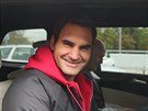 Roger Federer míří z pražského letiště Václava Havla do hotelu.