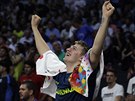Slovinský basketbalista Luka Doni slaví evropský titul u v osmnácti.