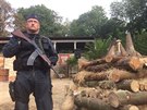 Zoo ve Dvoe Králové spálila pes 33 kilogram rohoviny, aby upozornila na...