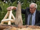 Uznávaný ochraná a antropolog Richard Leakey z Keni pokládá nosoroí rohy na...