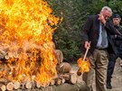 Uznvan ochran a antropolog Richard Leakey zapaluje hranici s rohovinou v...