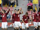 Sparťanský záložník Tomáš Rosický (zcela vlevo) se raduje se spoluhráči z gólu...