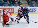 Chomutovský kapitán Michal Vondrka pálí na Branislava Konráda v olomoucké...