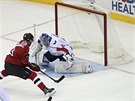 Nico Hischier z New Jersey zkouí pekonat Vítka Vanka v brance Washingtonu.