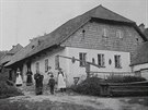 Historick fotografie z roku 1910, kde je hostinec a eznictv.