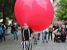 Vystoupení klauna s gumovou hlavou v rámci  mezinárodního festivalu Divadlo....