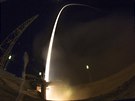 Zábr s dlouhou expozicí startu rakety Soyuz-FG s lodí Soyuz MS-06 míící ve...