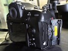 Otevený boní kryt zrcadlovky Nikon D850 s prostorem pro karty  SD UHS-II a...