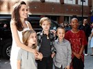 Angelina Jolie a její dti Vivienne, Shiloh, Knox a Zahara (Toronto, 10. záí...
