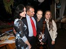 Ji Paroubek a Gabriela Kalbkov a sestry Denisa a Natlie Grossovy (14. z...
