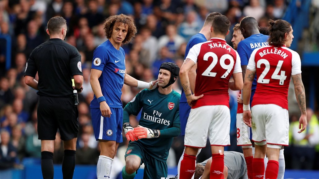 David Luiz z Chelsea (v modrém) vidí žlutou kartu v utkání s Arsenalem, vedle...