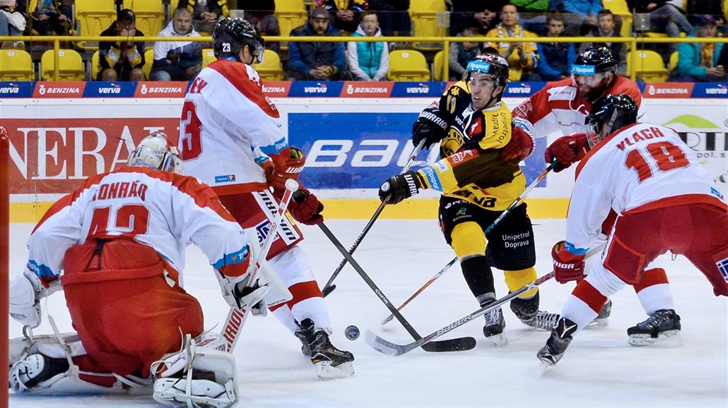 Martin Hanzl z Litvínova se sna�í marn� probít olomouckou obranou.