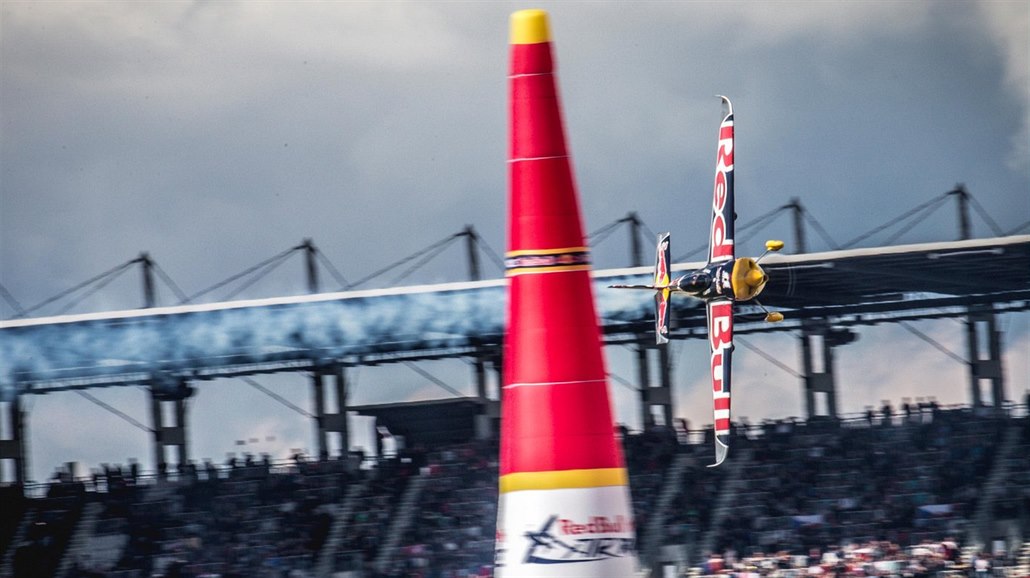 Český akrobatický letec Martin Šonka během závodu Red Bull Air Race v německém...