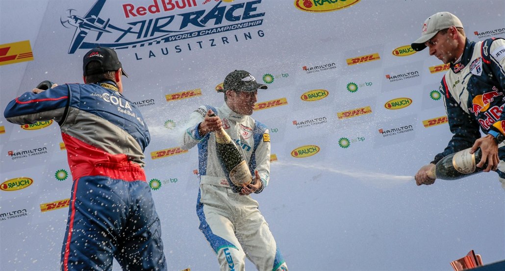 Pilot Martin Šonka (vpravo) oslavuje třetí místo v závodu Red Bull Air Race v...