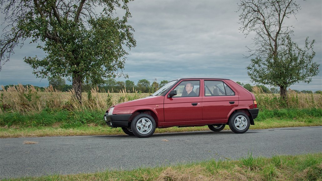 První �kodovácké auto s p�edním náhonem, �koda Favorit, se letos prvního ledna stalo pravým veteránem. Tedy alespo� prvních dv� st� kus�, které z montá�ní linky sjely v roce 1987.