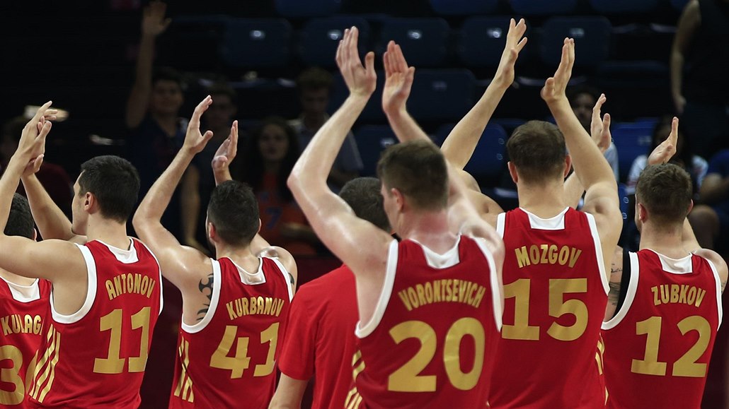 Ru�tí basketbalisté oslavují postup do evropského �tvrtfinále.