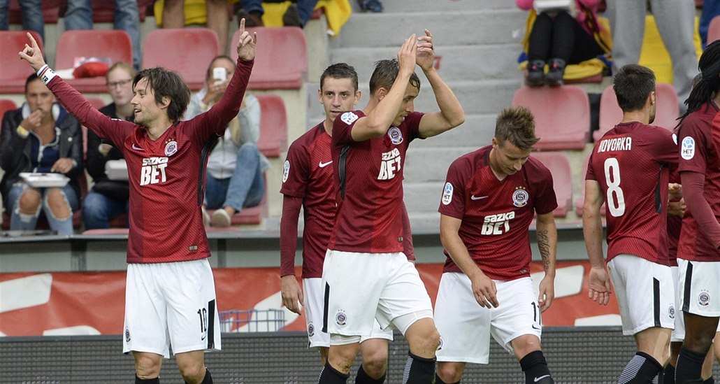 Sparťanský záložník Tomáš Rosický (zcela vlevo) se raduje se spoluhráči z gólu...