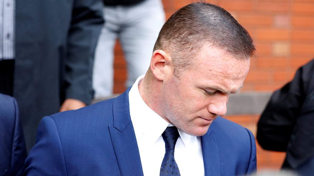 Wayne Rooney opouští budovu soudu.