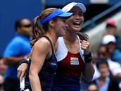 Martina Hingisová (vpředu) s Jung-žan Čchan ovládly čtyhru na US Open.