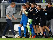 Julian Nagelsmann (vlevo), trenr Hoffenheimu, se raduje bhem zpasu s...