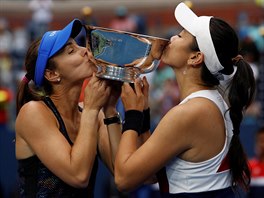 POLIBEK. Martina Hingisov (vlevo) s Jung-an chan ovldly tyhru na US Open.