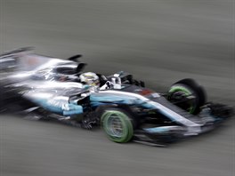 Monopost Lewise Hamiltona z Mercedesu pi Velké cen Singapuru formule 1.