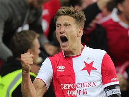 Kapitán Slavie Milan Škoda oslavuje gól v síti Sparty.