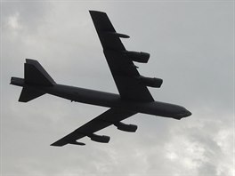 Americk bombardr B-52H Stratofortress na monovskm letitm