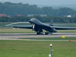 Americk bombardr B-1B pistv na letiti v Monov