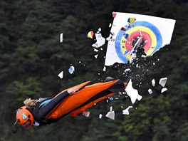 TVRDÝ NÁRAZ. Letec ve wingsuitové kombinéze zasáhl cíl na mistrovství svta,...