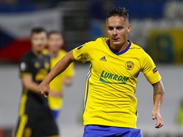 Zlnsk fotbalista Daniel Holzer (ve lutm) v utkn se eriffem Tiraspol.