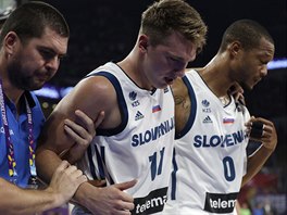 Slovinsk talent Luka Doni (uprosted) se ve finle EuroBasketu zranil,...