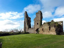 Kamenný hrad postavila v roce 1382 lechtická rodina Neville, nemovitost pela...