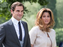 Roger Federer a jeho manelka Mirka na svatb Pippy Middletonové (Englefield,...