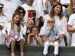 Mirka Federerová s dtmi na Wimbledonu (16. ervence 2017)