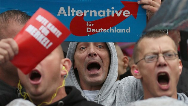 Stoupenci AfD bouří na mítinku Angely Merkelové v saském Torgau (6. září 2017)
