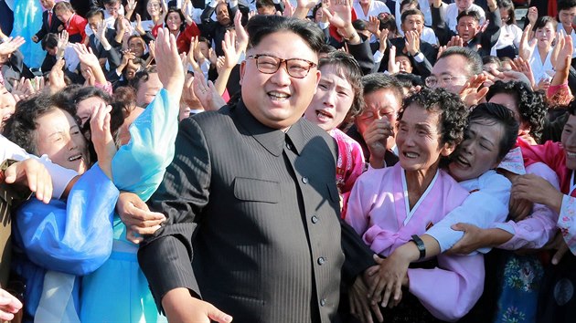 Severokorejsk dikttor Kim ong-un v zajet nadenho davu v Pchjongajngu (12. z 2017)