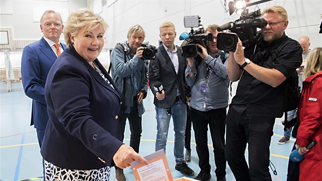 Norská premiérka Erna Solbergová ve volební místnosti (11. září 2017)