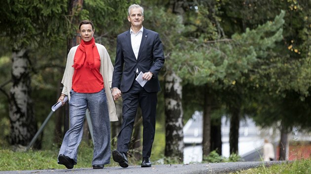 Vůdce norské Dělnické strany Jonas Gahr Störe s manželkou přichází k volbám (11. září 2017)