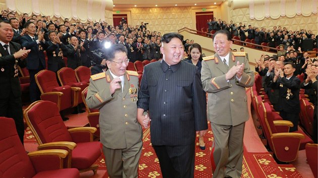 Oslava testu severokorejsk vodkov bomby v Pchjongangu. Zleva: Ri Hong-sop, Kim ong-un a Hong Sung-mu.