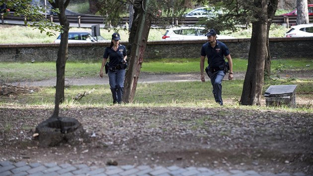 Italsk policie ptr po mui, kter v parku Villa Borghese v centru ma pepadl 57letou Nmku. (18. z 2017)