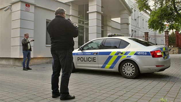 V budov soudu Plze-jih se rozhodovalo o vazb na pachatele loupee v Dobanech, kte svou ob ubili. Novine nepustili policist dovnit, zejm kvli obavm z vyzrazen identity pachatel, jim hroz pomstou blzc obti.