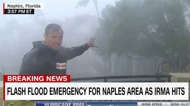 Reportr stanice CNN na Florid zasaen huriknem Irma (10.9.2017)